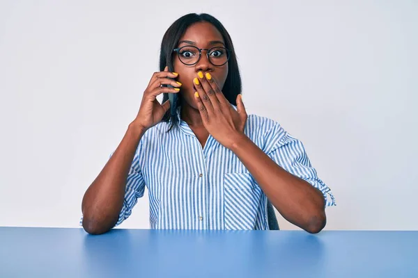 Genç Afro Amerikalı Kadın Akıllı Telefonda Konuşuyor Masada Oturmuş Ağzını — Stok fotoğraf