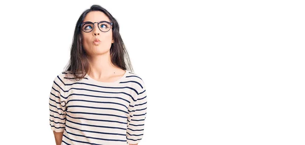 Brünettes Teenager Mädchen Lässiger Kleidung Und Brille Die Fischgesicht Mit — Stockfoto