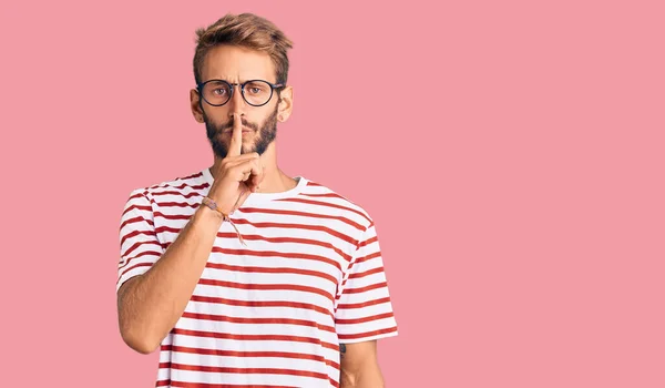 Bonito Loiro Com Barba Vestindo Roupas Casuais Óculos Pedindo Para — Fotografia de Stock