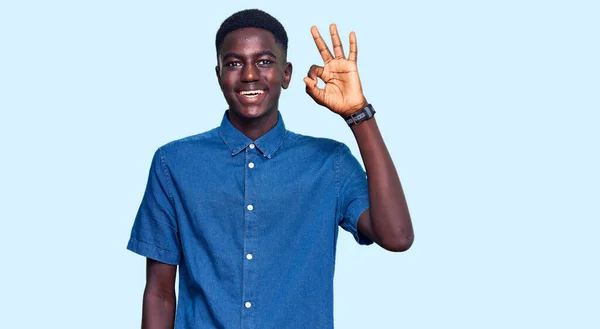 Young African American Man Wearing Casual Clothes Smiling Positive Doing — Stock Photo, Image