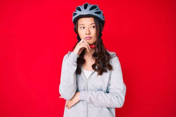 Νεαρή Όμορφη Κινέζα Κοπέλα Φορώντας Κράνος Ποδηλάτου Σοβαρό Πρόσωπο Σκέφτεται — Φωτογραφία Αρχείου