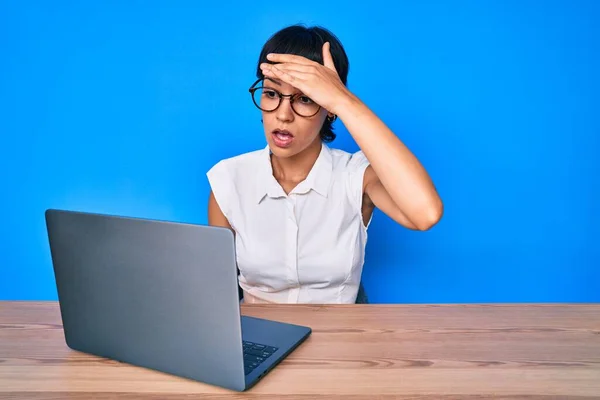 Schöne Brünette Frau Arbeitet Mit Computer Laptop Gestresst Und Frustriert — Stockfoto
