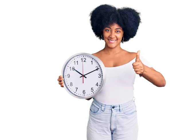 Jovem Afro Americana Segurando Grande Relógio Sorrindo Feliz Positivo Polegar — Fotografia de Stock