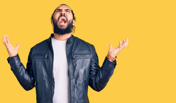 Fiatal Arab Férfi Alkalmi Bőrdzsekiben Őrült Őrült Kiabálás Kiabálás Agresszív — Stock Fotó