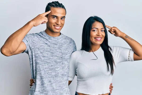 Gündelik Kıyafetler Giyen Genç Latin Çift Tek Parmakla Kafasını Işaret — Stok fotoğraf