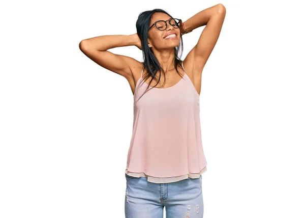 Joven Mujer Afroamericana Vistiendo Ropa Casual Gafas Relajante Estiramiento Brazos —  Fotos de Stock