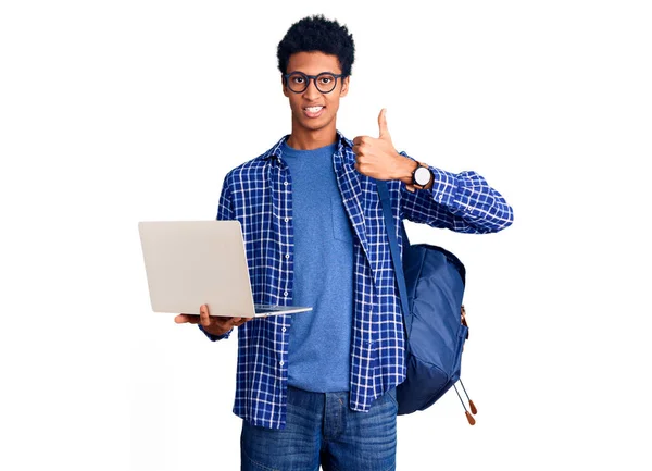 Joven Afroamericano Hombre Sosteniendo Mochila Estudiante Usando Ordenador Portátil Sonriendo —  Fotos de Stock