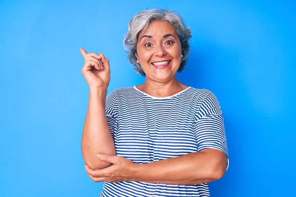 Ältere Hispanische Grauhaarige Frau Lässiger Kleidung Lächelt Glücklich Und Zeigt — Stockfoto