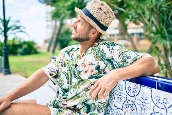 Bello Uomo Caucasico Che Indossa Cappello Estivo Camicia Fiori Sorridente — Foto Stock