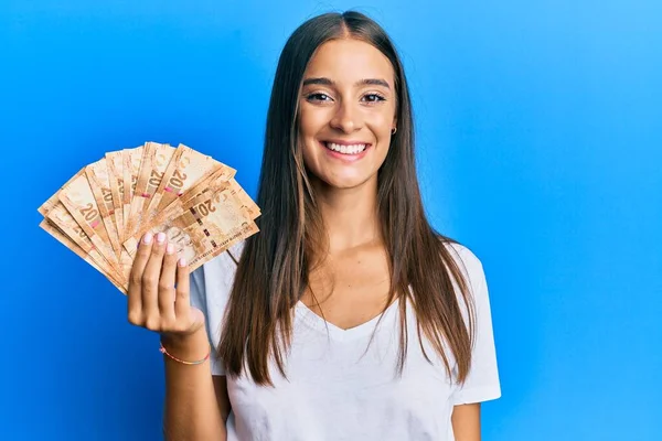 Ung Latinamerikansk Kvinna Håller Sydafrikanska Rands Sedlar Ser Positiva Och — Stockfoto