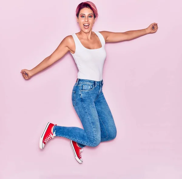 Young Beautiful Woman Pink Short Hair Wearing Casual Clothes Smiling — Stock Photo, Image