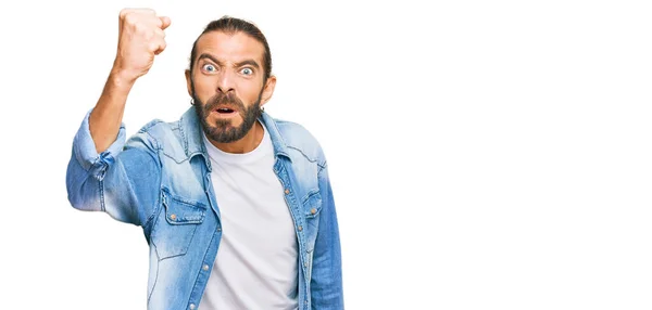 Homem Atraente Com Cabelos Longos Barba Vestindo Jaqueta Ganga Casual — Fotografia de Stock