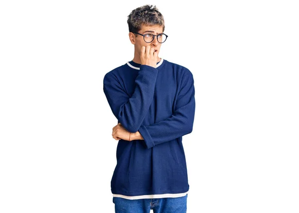 Mladý Pohledný Muž Neformálním Oblečení Brýlích Vypadal Vystresovaně Nervózně Rukama — Stock fotografie