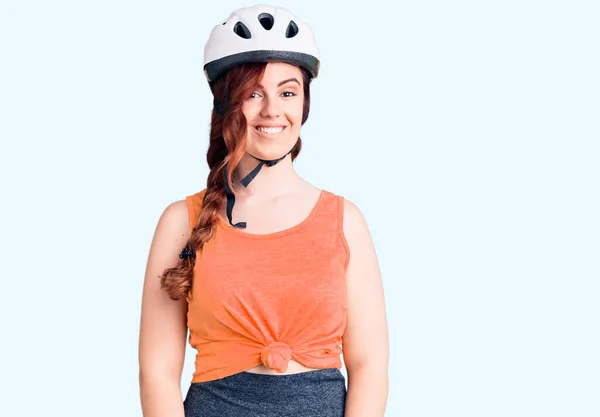 Jonge Mooie Vrouw Dragen Fiets Helm Kijken Positief Gelukkig Staan — Stockfoto