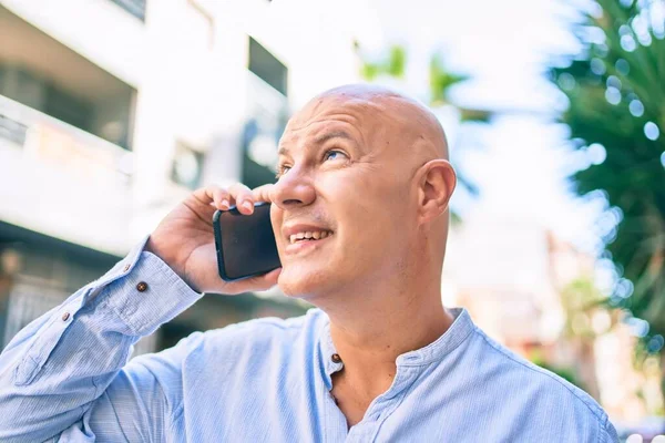 Hombre Calvo Mediana Edad Sonriendo Feliz Hablando Teléfono Inteligente Ciudad — Foto de Stock