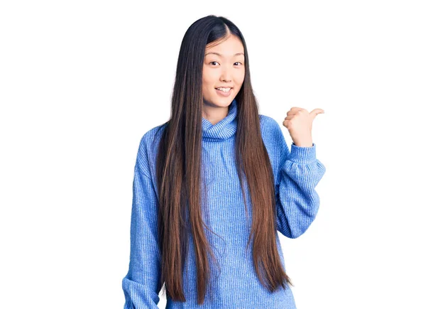 Młoda Piękna Chinka Ubrana Luźny Sweter Golfem Uśmiecha Się Szczęśliwą — Zdjęcie stockowe
