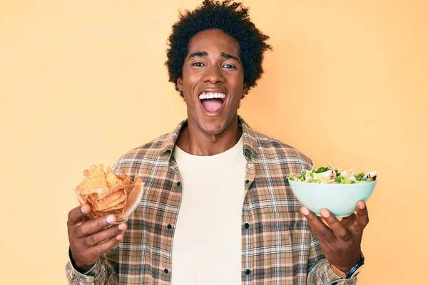 Hombre Afroamericano Guapo Con Cabello Afro Sosteniendo Nachos Ensalada Saludable — Foto de Stock