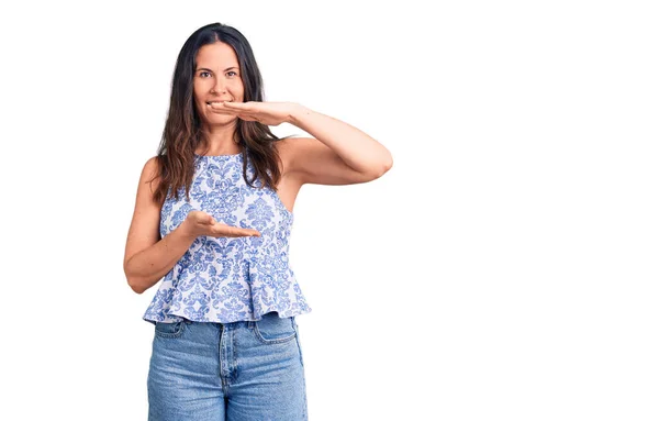 Jovem Bela Mulher Morena Vestindo Shirt Casual Gesticulando Com Mãos — Fotografia de Stock