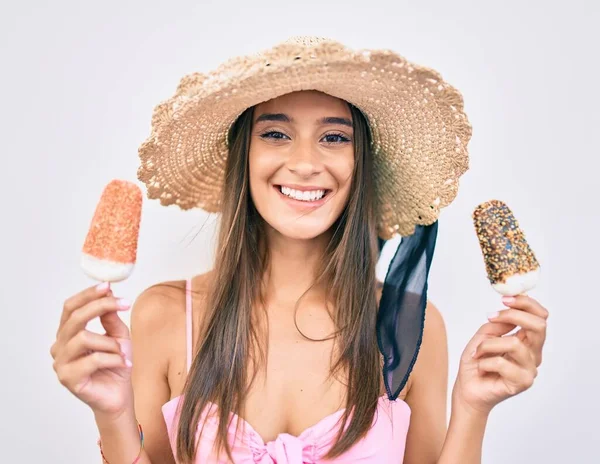 若いですヒスパニック女性オン休暇身に着けています夏スタイル食べるアイスクリームで街の通り — ストック写真