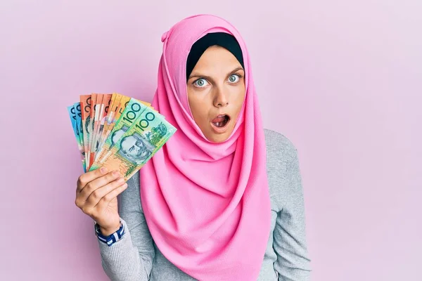 Νεαρή Καυκάσια Γυναίκα Που Φοράει Ισλαμική Μαντίλα Κρατώντας Χαρτονομίσματα Των — Φωτογραφία Αρχείου