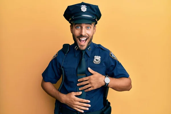 Snygg Hispanic Man Klädd Polis Uniform Ler Och Skrattar Hårt — Stockfoto