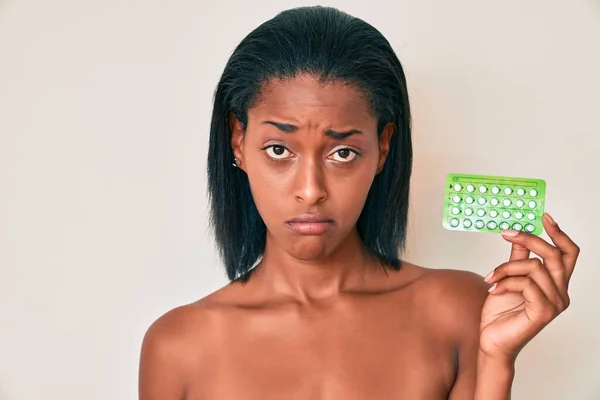 Jonge Afro Amerikaanse Vrouw Die Anticonceptiepillen Vasthoudt Depressief Zich Zorgen — Stockfoto