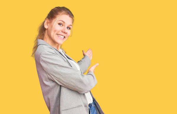 Zarif Bir Ceket Giymiş Genç Sarışın Bir Kadın Gülümseyerek Içeri — Stok fotoğraf