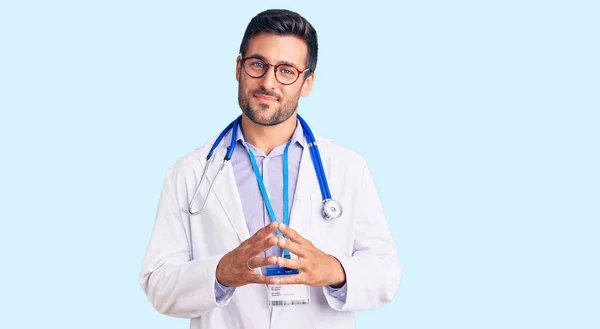 Ung Latinamerikan Man Bär Läkare Uniform Och Stetoskop Händer Tillsammans — Stockfoto