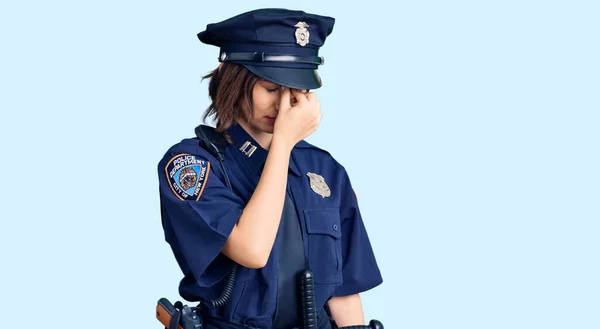 Ung Vacker Flicka Bär Polis Uniform Trött Gnugga Näsa Och — Stockfoto