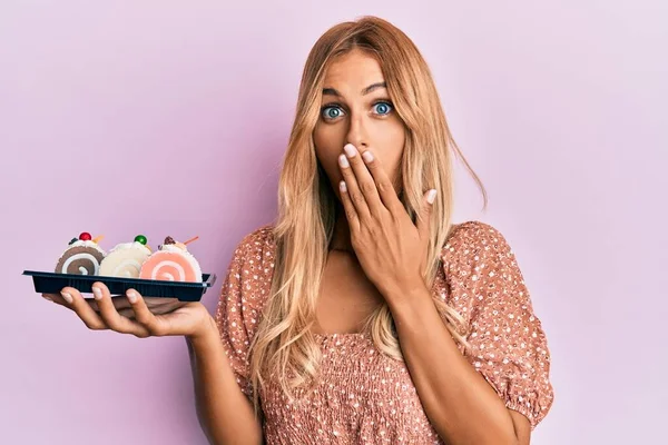 Vacker Blond Ung Kvinna Håller Tårta Godis Täcker Munnen Med — Stockfoto