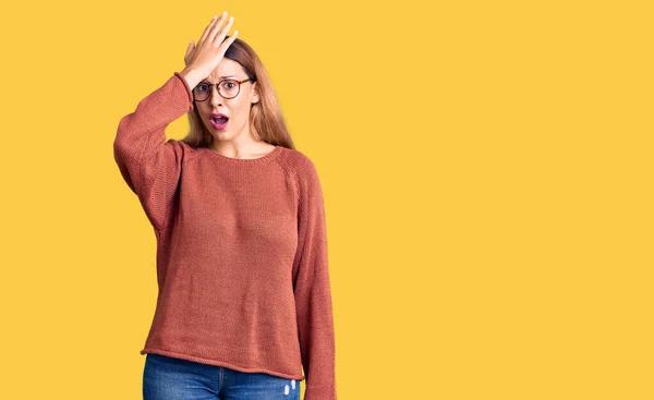 Mooie Jonge Vrouw Draagt Casual Kleren Glazen Verrast Met Hand — Stockfoto