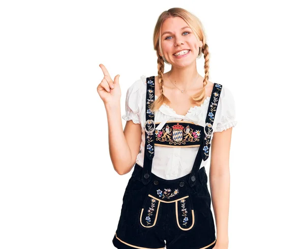 Oktoberfest Elbisesi Giyen Yüzünde Kocaman Bir Gülümseme Olan Genç Güzel — Stok fotoğraf