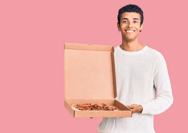 Ung Afrikansk Amercian Man Håller Leverans Pizza Box Ser Positiv — Stockfoto