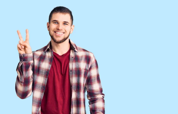 Jonge Knappe Man Casual Shirt Glimlachend Naar Camera Kijkend Met — Stockfoto