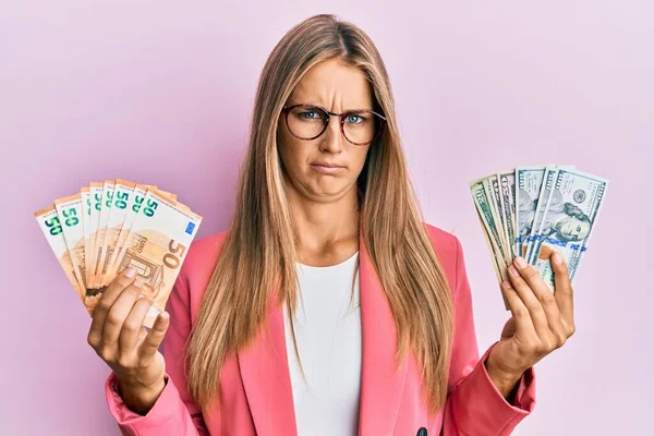 Jonge Blonde Vrouw Draagt Bedrijfsstijl Met Dollars Eurobankbiljetten Sceptisch Nerveus — Stockfoto