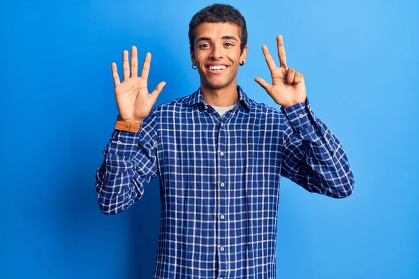 Jovem Afro Americano Vestindo Roupas Casuais Mostrando Apontando Para Cima — Fotografia de Stock