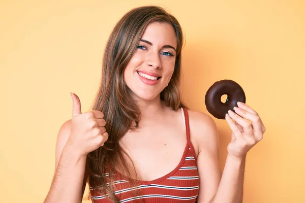 Güzel Genç Beyaz Bir Kadın Elinde Donut Tutarken Mutlu Pozitif — Stok fotoğraf