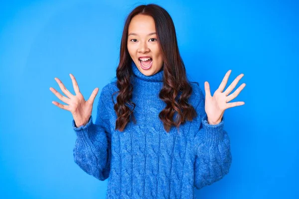 Jong Mooi Chinees Meisje Draagt Casual Winter Trui Vieren Gek — Stockfoto