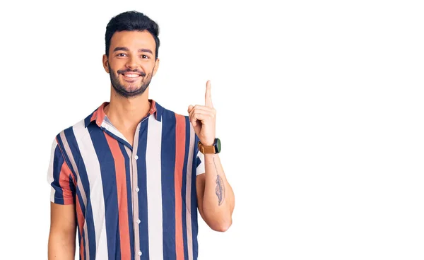 Homem Hispânico Bonito Jovem Vestindo Camisa Verão Casual Apontando Dedo — Fotografia de Stock