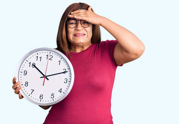 Jonge Blanke Vrouw Met Rode Ogen Met Een Klok Een — Stockfoto