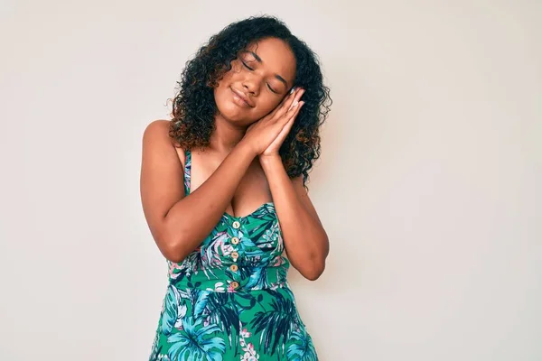 Ung Afrikansk Amerikansk Kvinna Klädd Avslappnade Kläder Sover Trött Drömmer — Stockfoto