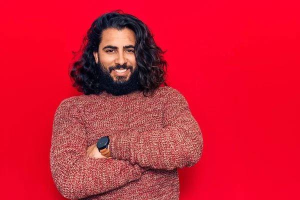 カメラを見ながら腕を交差させて笑顔で幸せな顔をカジュアル服を着ている若いアラブ人男性 正の人 — ストック写真