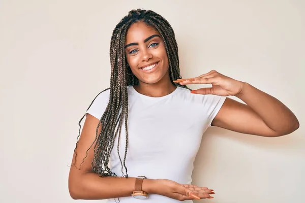 Joven Mujer Afroamericana Con Trenzas Con Camiseta Blanca Casual Haciendo —  Fotos de Stock