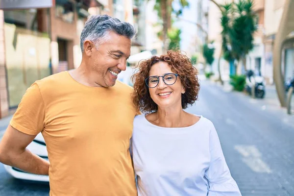 Casal Meia Idade Sorrindo Feliz Rua Cidade — Fotografia de Stock