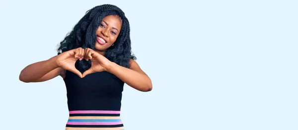 Mulher Americana Africana Bonita Vestindo Roupas Casuais Sorrindo Amor Mostrando — Fotografia de Stock