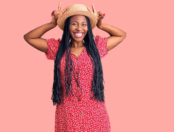 Genç Afro Amerikan Kadın Yaz Şapkası Takıyor Komik Çılgın Poz — Stok fotoğraf