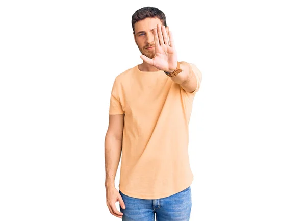 Bonito Jovem Com Urso Vestindo Camiseta Amarela Casual Fazendo Parar — Fotografia de Stock