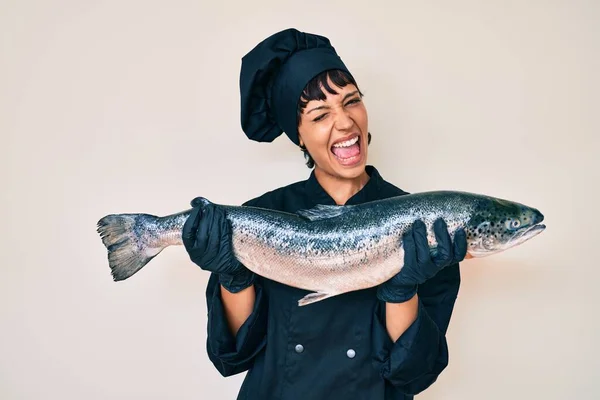 Όμορφη Brunette Γυναίκα Επαγγελματίας Σεφ Κρατώντας Φρέσκο Ψάρι Σολομό Κλείσιμο — Φωτογραφία Αρχείου