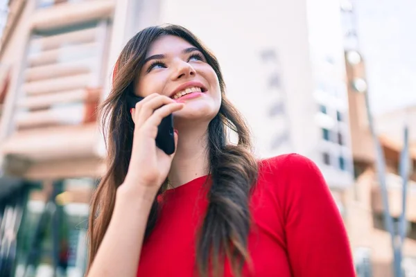 Ung Kaukasisk Kvinna Ler Glad Prata Smartphone Promenader Staden — Stockfoto