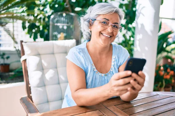 Frau Mittleren Alters Mit Grauen Haaren Lächelt Glücklich Entspannt Auf — Stockfoto